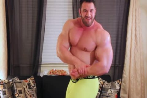 large MAX - Muscle Voyeur