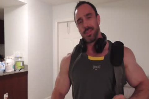 shaggy Muscle Hunk Oils Up