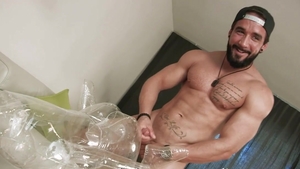 Maskurbate: Muscled Pascal & Zack Lemec handjob