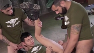 Military 10-Pounder - tasty Latino Soldier Frank Bauer Take Turns sucking And Riding His Sergeants
